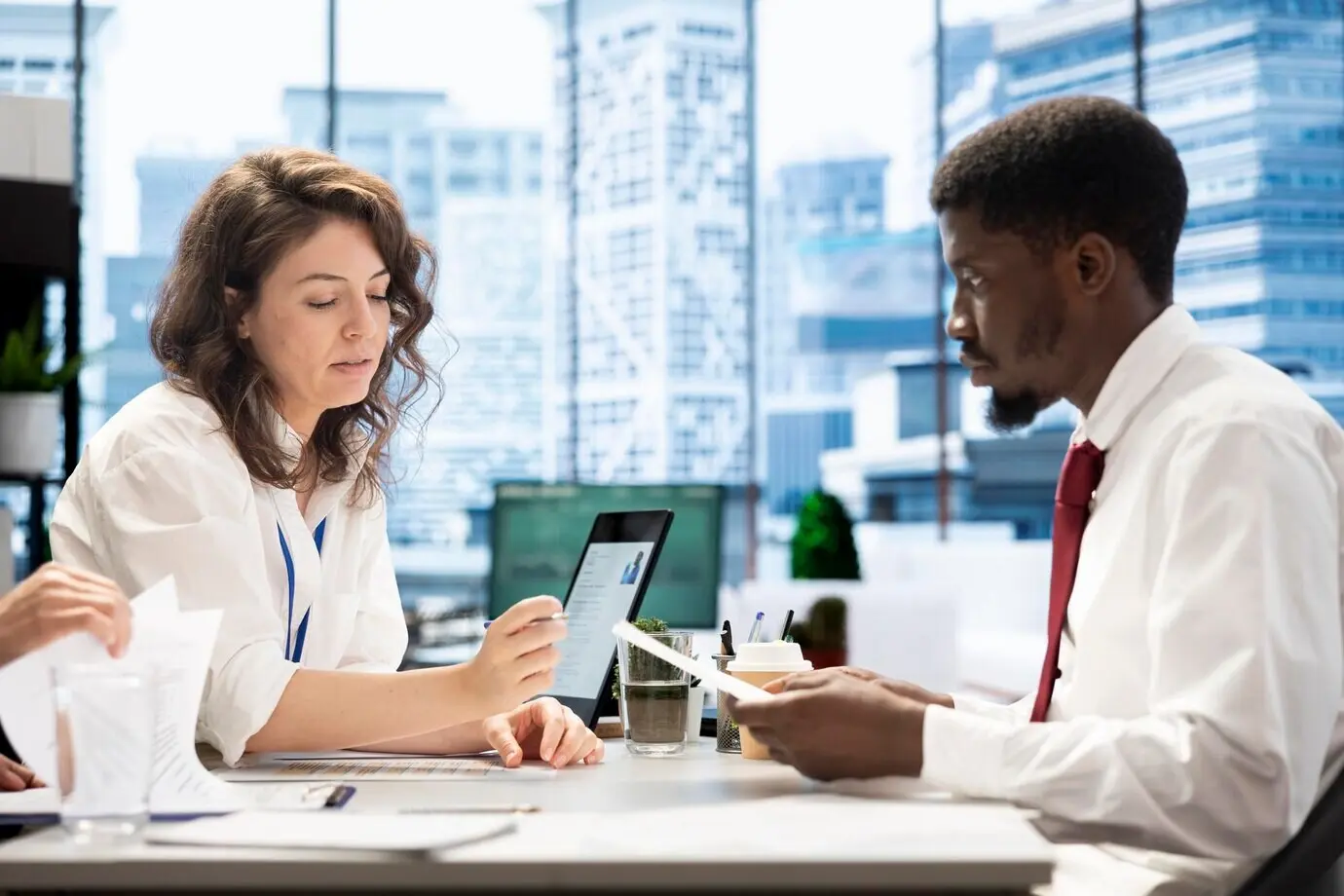 Работодатели, работающие в команде, проводят собеседование с соискателем, чтобы определить его пригодность.