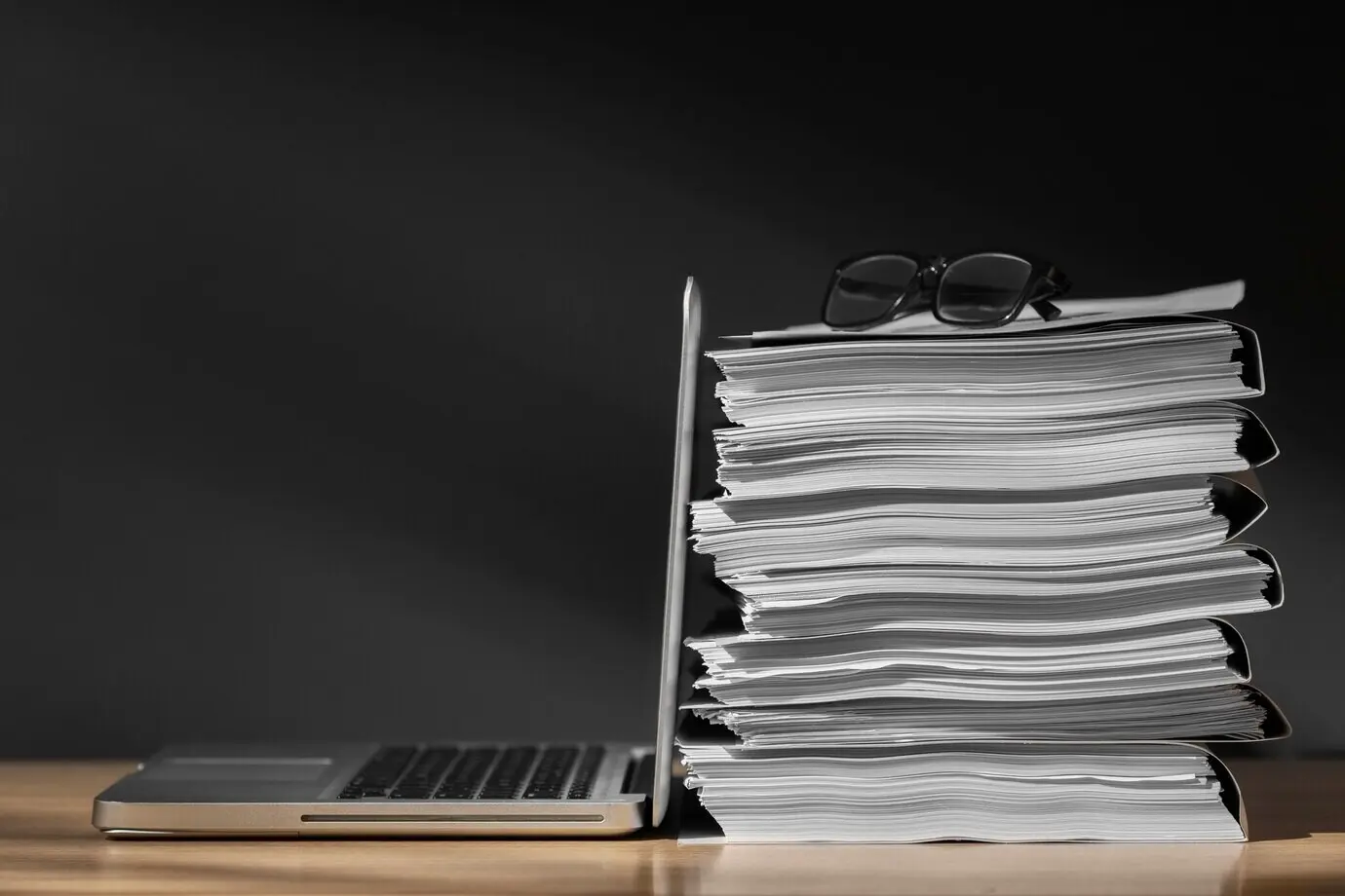 Натюрморт со стопкой документов